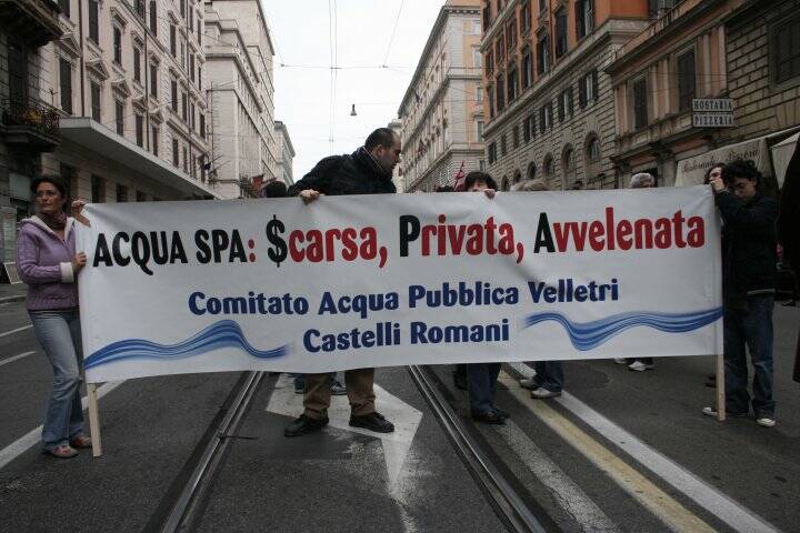 acqua scarsa privata avvelenata