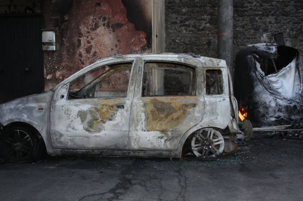 GENXZANO, AUTO BRUCIARTA