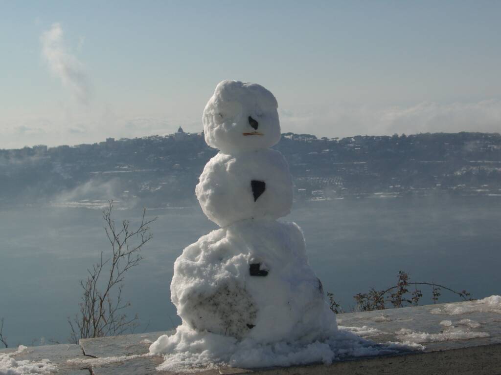 Un pupazzo di neve veglia sul lago di Albano