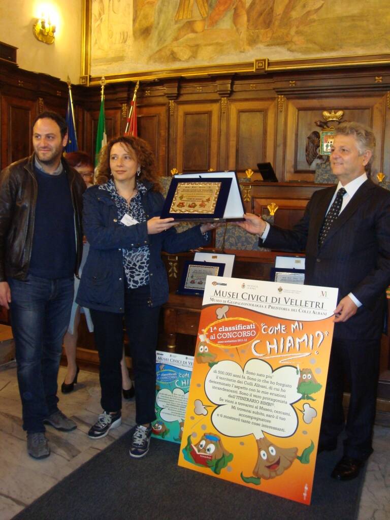 la_maestra_Francesca_Nocca_riceve_il_primo_premio_per_la_classe_V_della_Zarfati