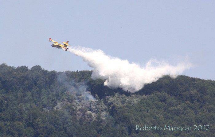 L'intervento dei Canadair nella foto di Roberto Mangosi