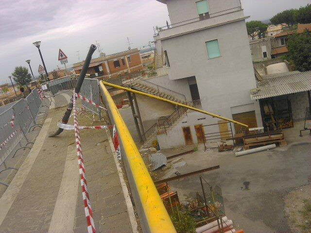 Il ponte sfondato nella foto del Movimento Salviamo Albano