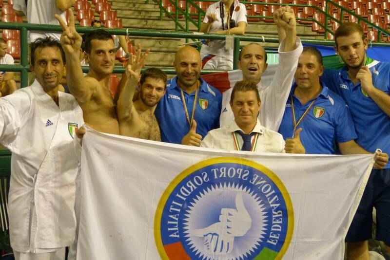 Gli atleti italiani, il C.T. Nicosanti, il D.T. Di Gruccio e l’arbitro Sichera