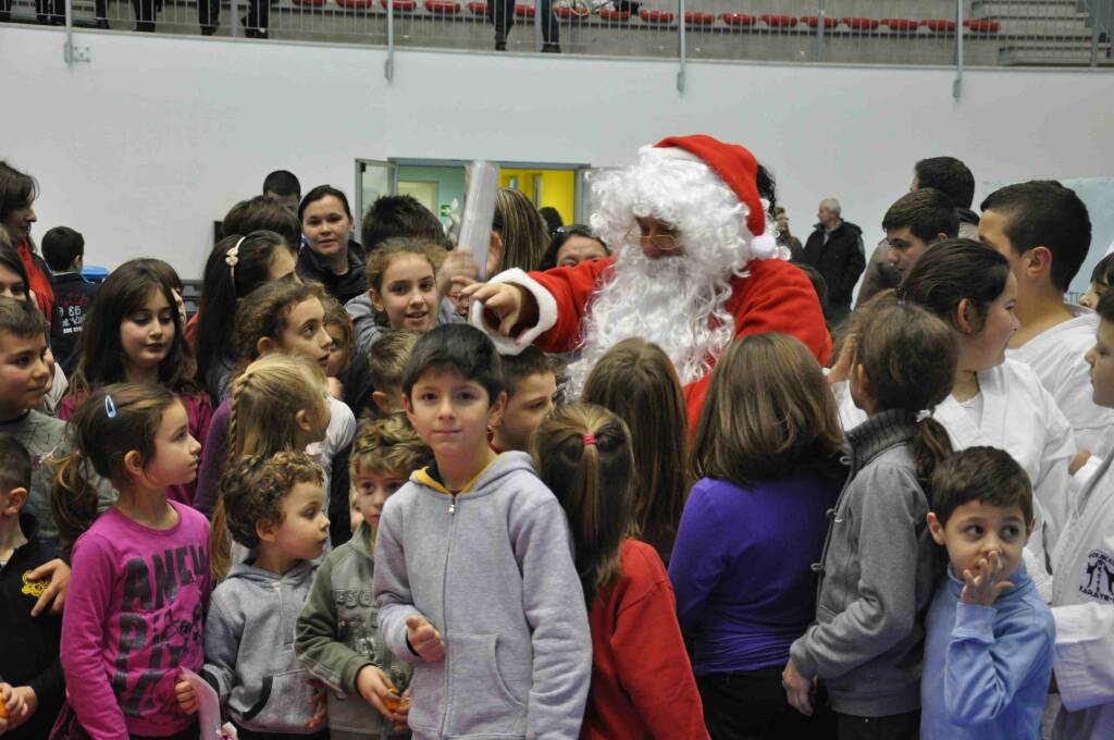 Babbo natale assieme ai piccoli ginnasti  della Res Novae