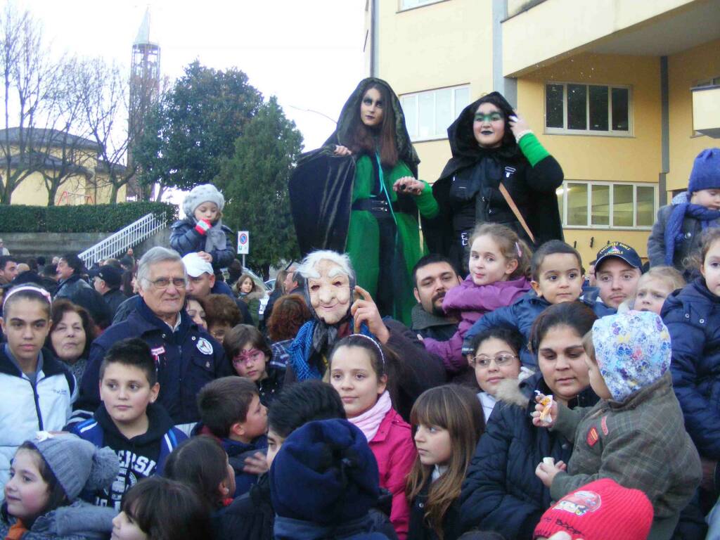 FOTO DI GRUPPO LA BEFANA INSIEME A TUTTI I BAMBINI E ALLE TRAMPOLIERE