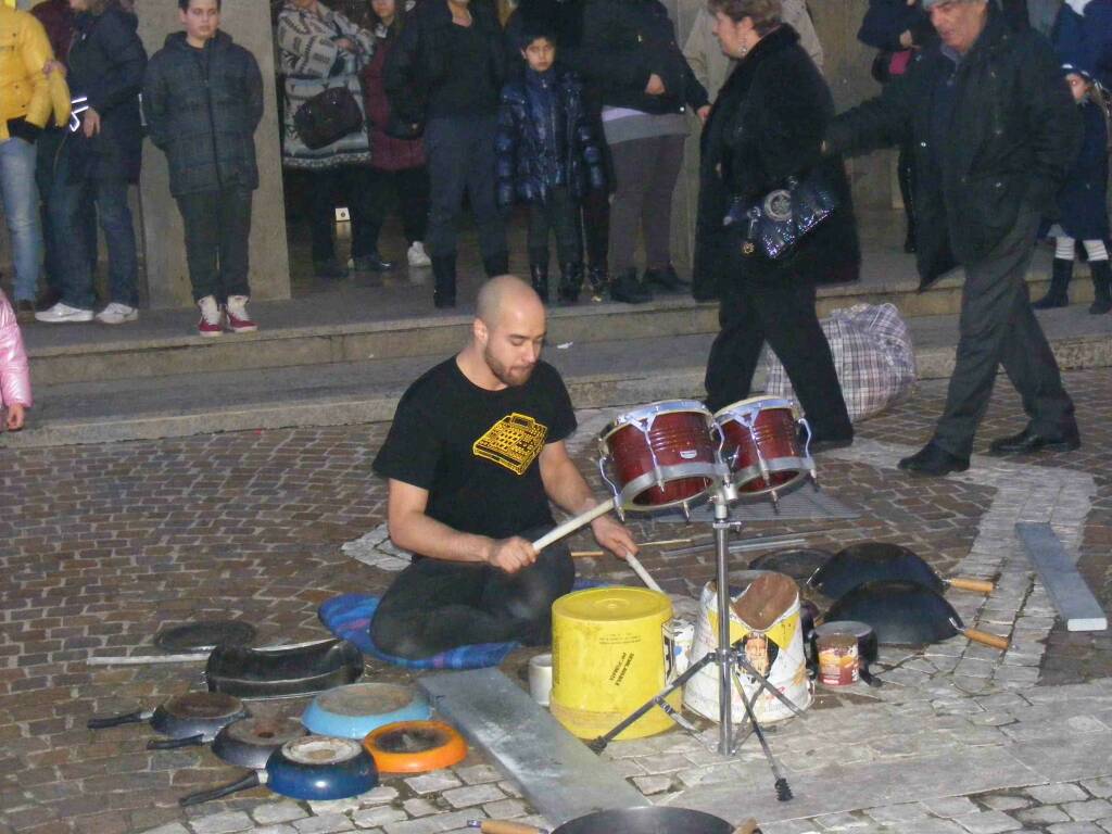 L'ESIBIZIONE  DEGLI ARTISTI DI STRADA IN PIAZZA SANTA EUROSIA