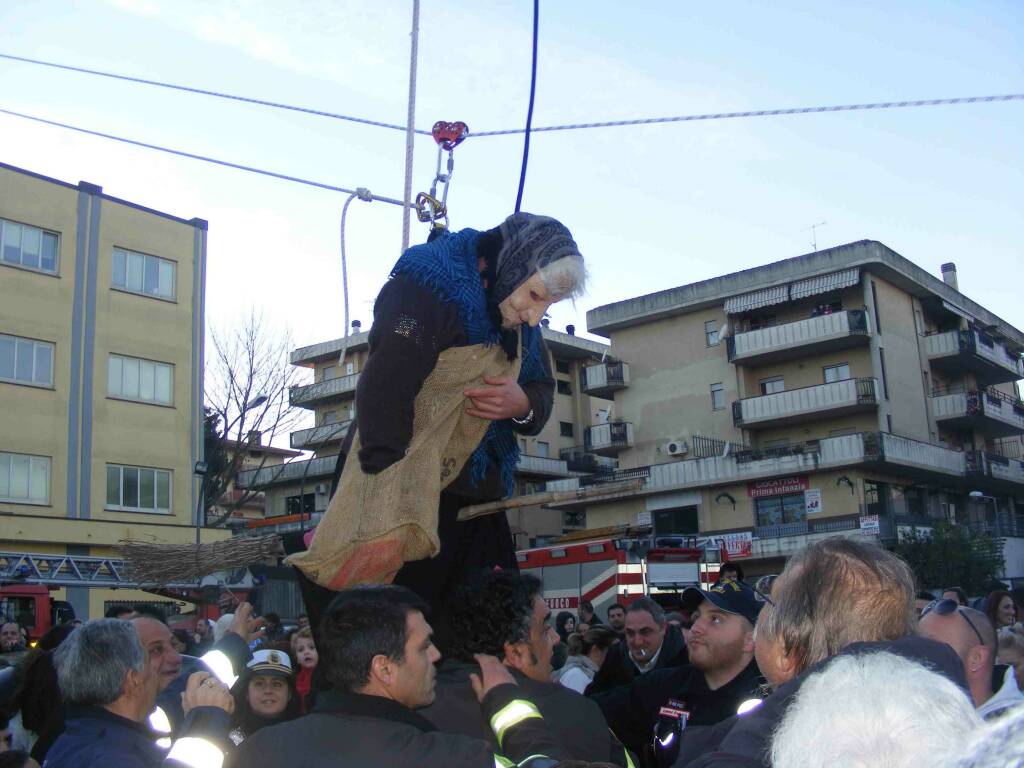 la befana che arriva tra la gente