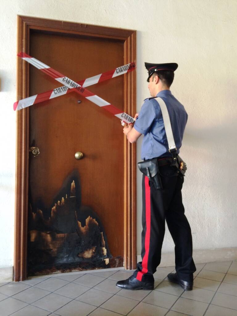 CASTEL GANDOLFO - La porta incendiata dallo stalker arrestato dai Carabinieri-1 (2)