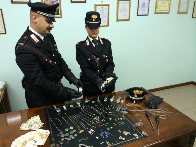 Parte della refurtiva recuperata dai Carabinieri__ (2)