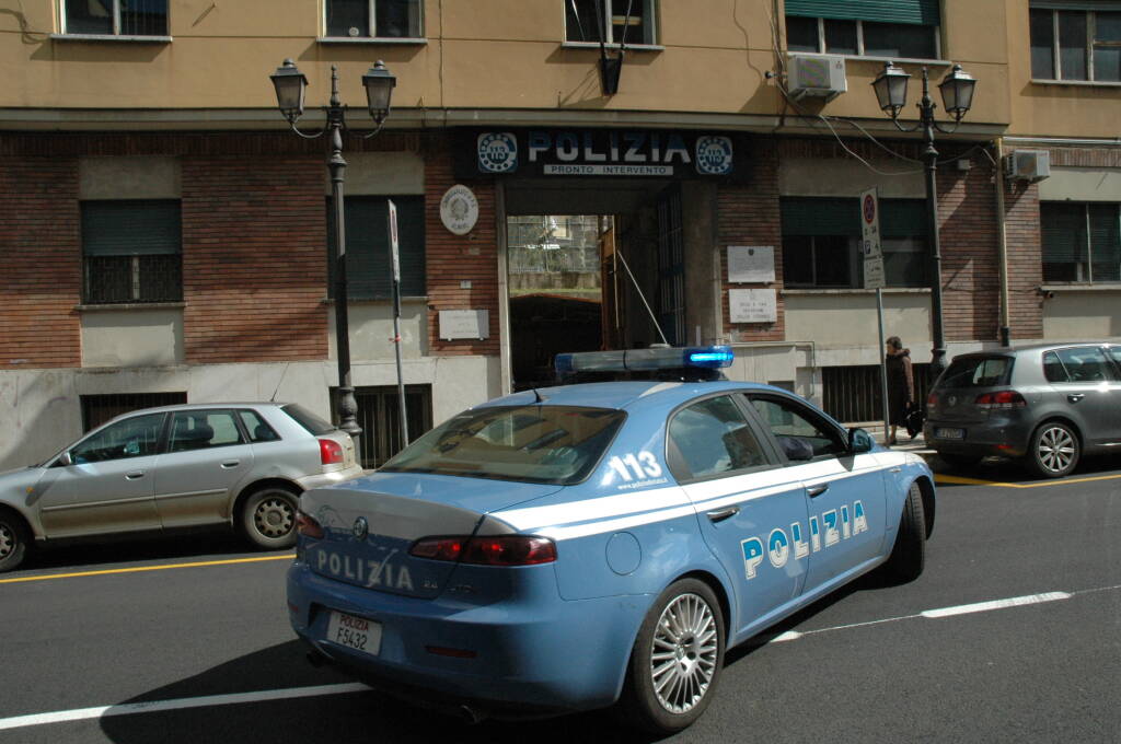 macchina polizia albano