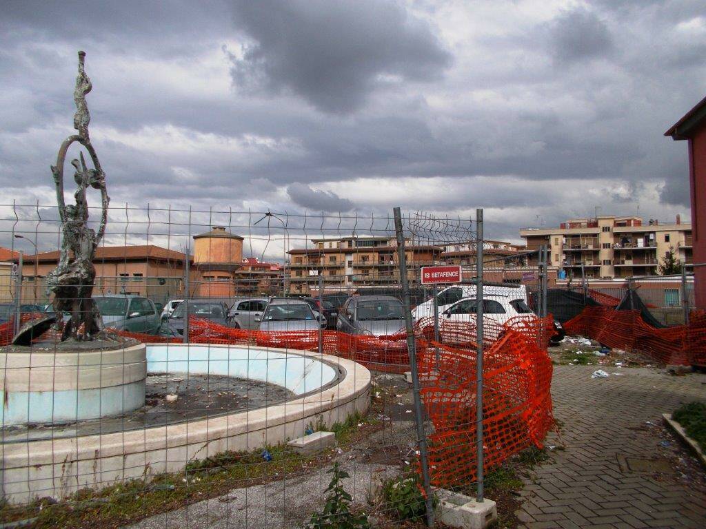 Fontana transennata e parcheggio