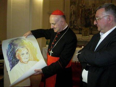8- Il M° Guadagnuolo dona al Card. Comastri il ritratto di Papa Benedetto XVI