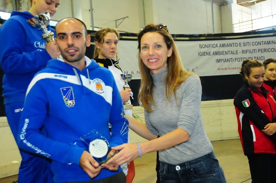 Valentina Vezzali premia il M° della vincitrice (www.expresscoop.it)