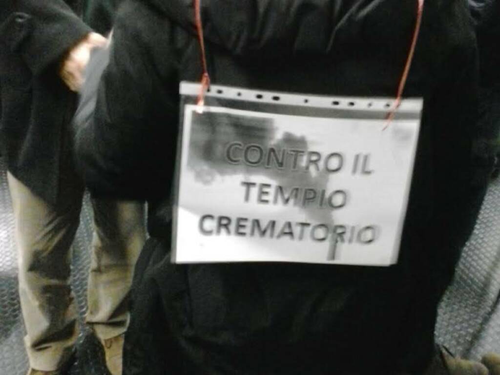 contro il forno crematorio