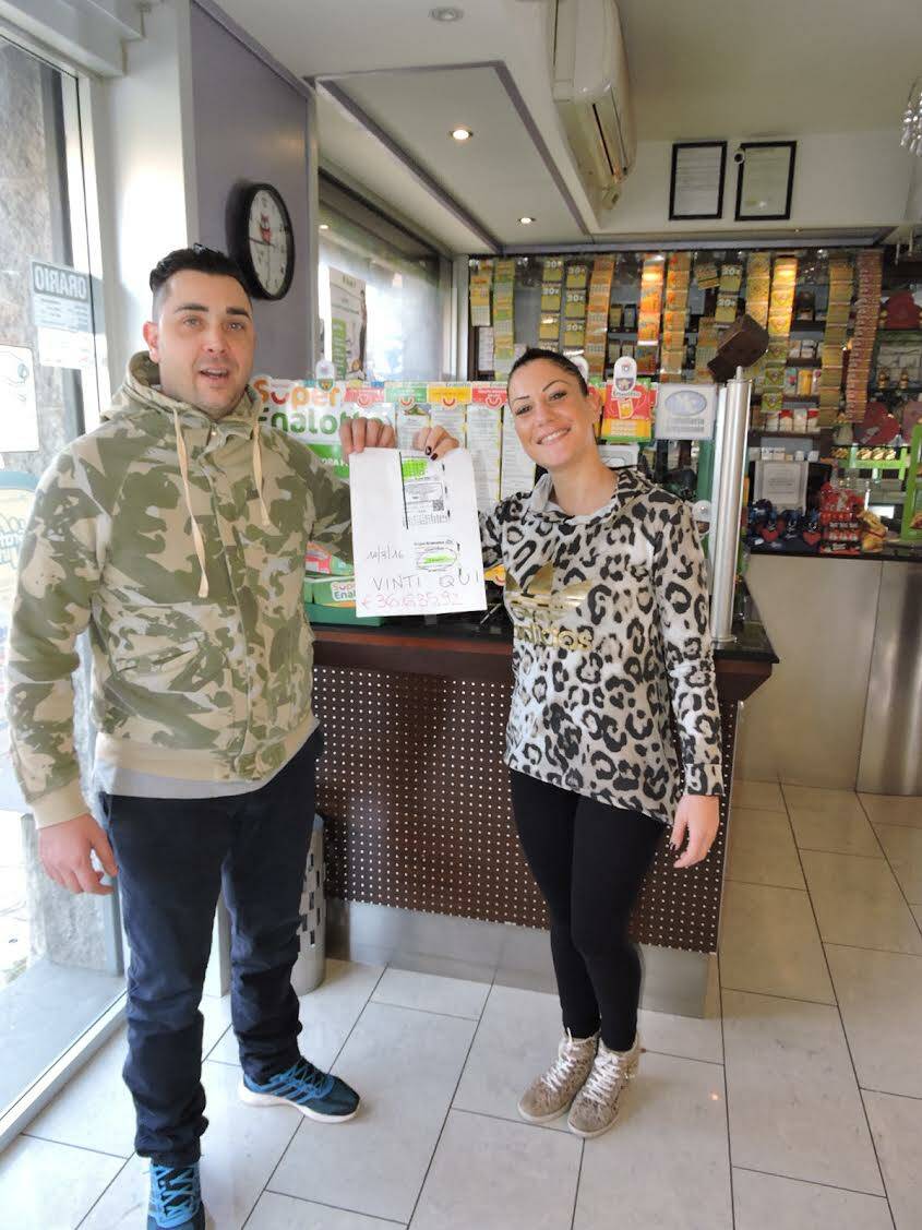 Michela Roma e Danilo Senesi i ragazzi gestori del Match Caffè di viale Lenin, con la schedina vincente.