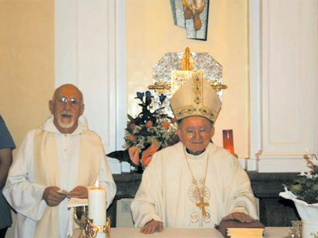 Andrea Maria Erba in compagnia di Don Antonio, venuto a mancare nel maggio del 2014 in una Messa nella parrocchia della Madonna del Rosario