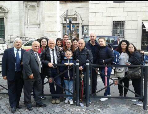 UNA FOTO DI GRUPPO DELLA DELEGAZIONE DI LARIANO A PIAZZA SAN PIETRO