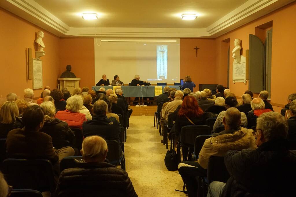 la-sala-micara-al-completo-per-la-presentazione-della-porta-santa