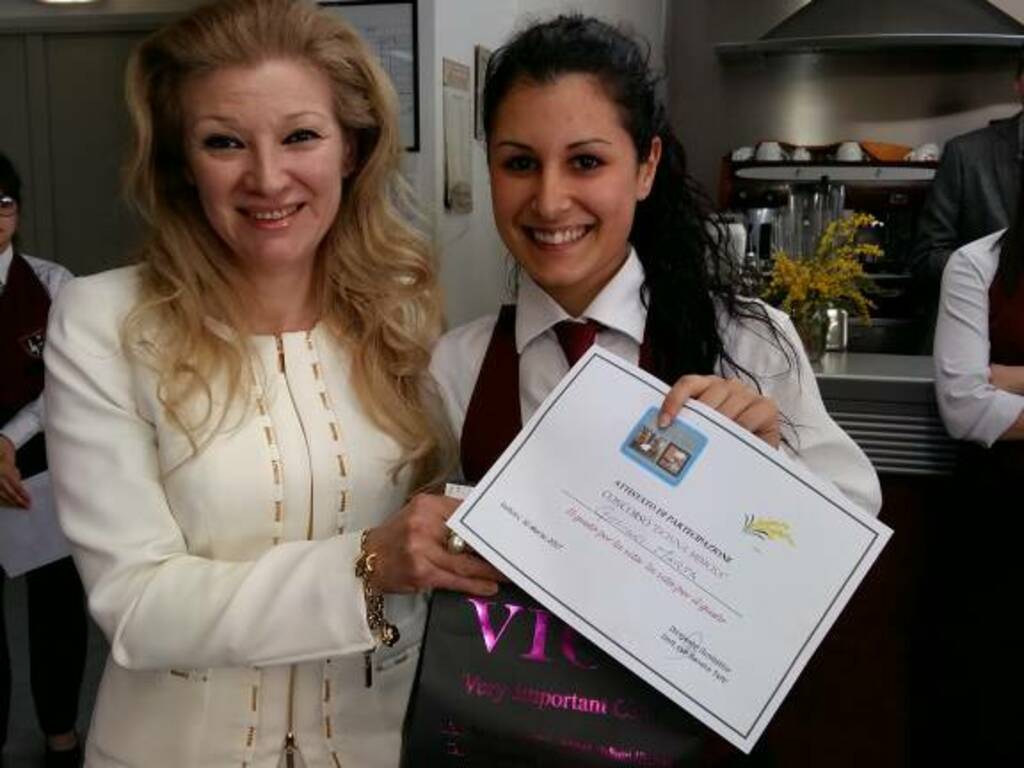 Seconda classificata Bar Marta Giuliani 3L Fire Princess premiata dalla Dottoressa Dal Borgo