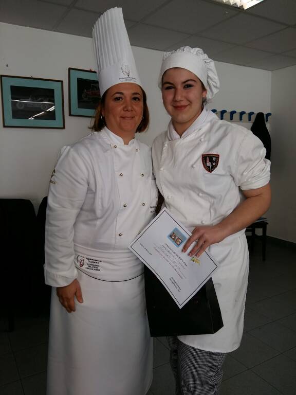 Seconda classificata Cucina Pasticceria Miriana Cipriano 3B Delizia al limone premiata dalla Maître pâtissier Claudia Mosca