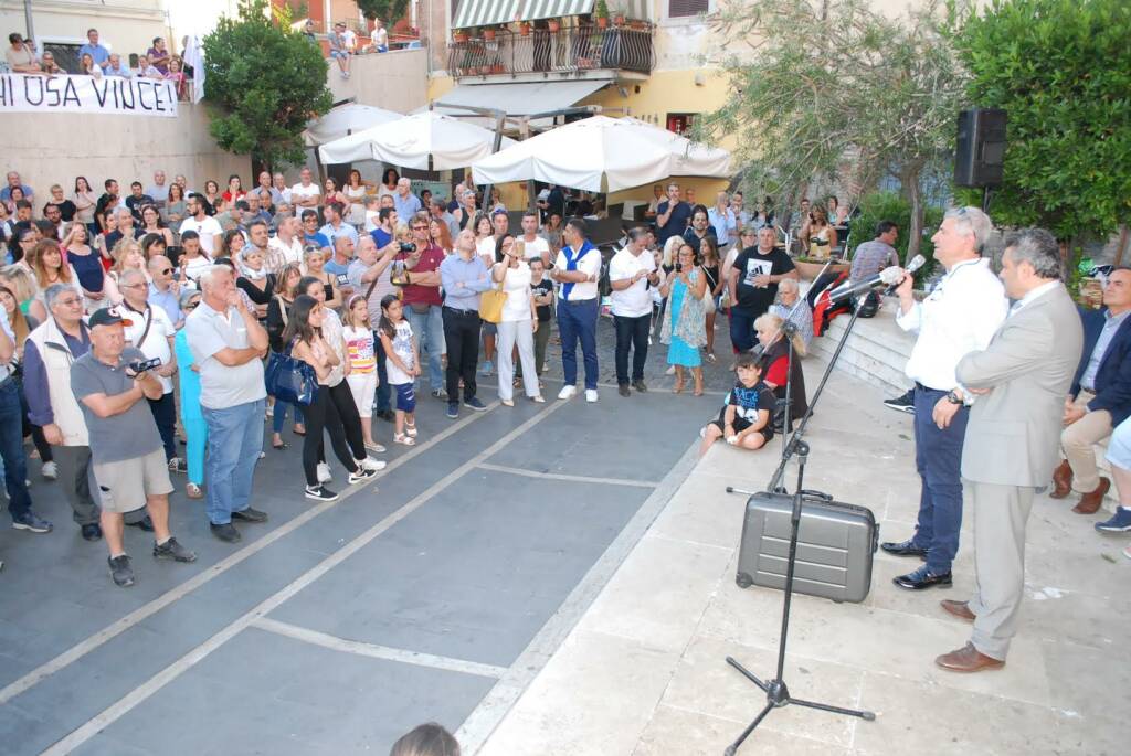 In tanti in piazza per Galieti