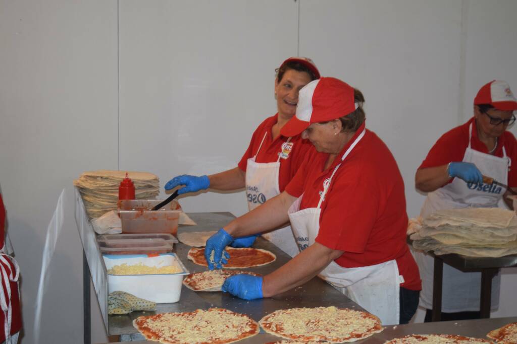 LO STAFF ALLA PREPARAZIONE E CONDIMENTO PIZZE