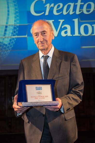 Renato Mastrostefano col premio di Milano Finanza