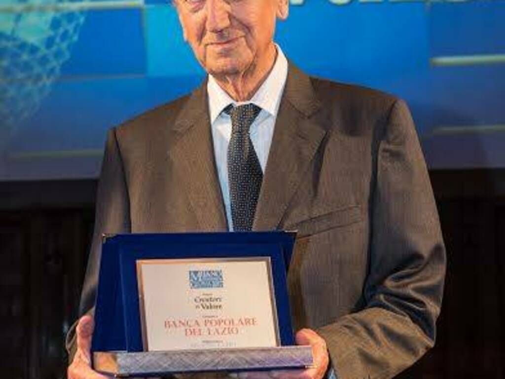 Renato Mastrostefano col premio di Milano Finanza