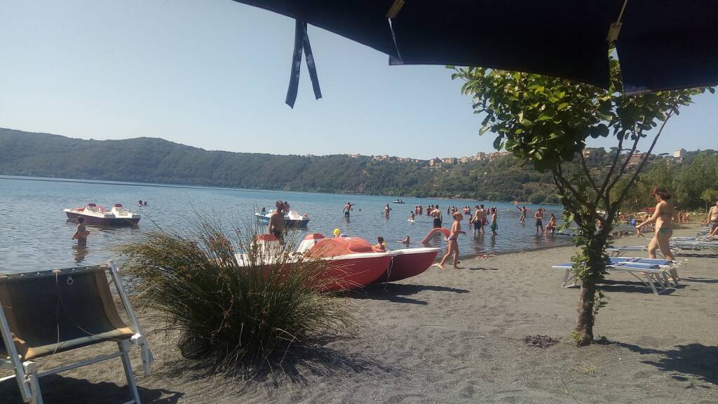 bagnanti lago albano