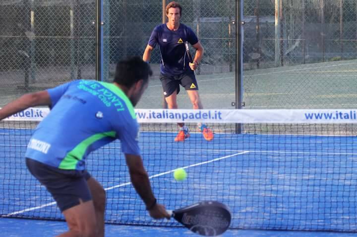 padel toccini (di spalle) in azione a frascati