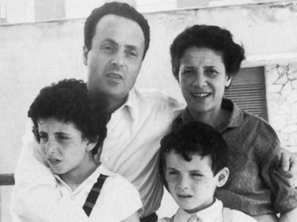 Giorgio Bassani con la moglie Valeria e figli Paola ed Enrico