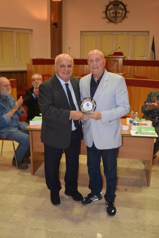 IL SINDACO MAURIZIO CALICIOTTI CONSEGNA UN PRESENTE AD ELISEO CHIOMINTO AUTORE DEL LIBRO STRALCI DI VITA LARIANESE