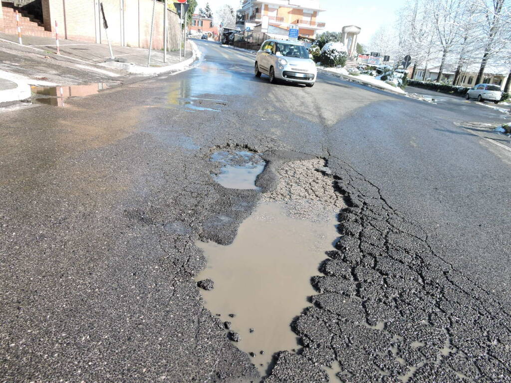 Una delle buche in piazzale Cina