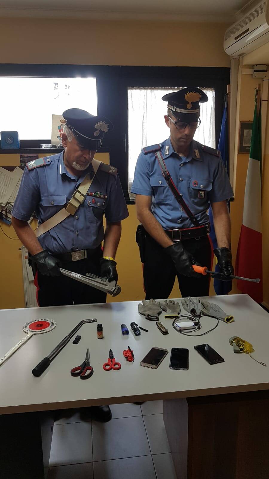 Attrezzi da scasso sequestrati dai Carabinieri (1)