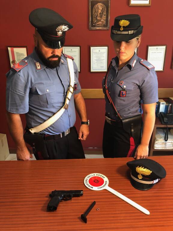 CASTEL GANDOLFO - L'arma sequestrata dai Carabinieri