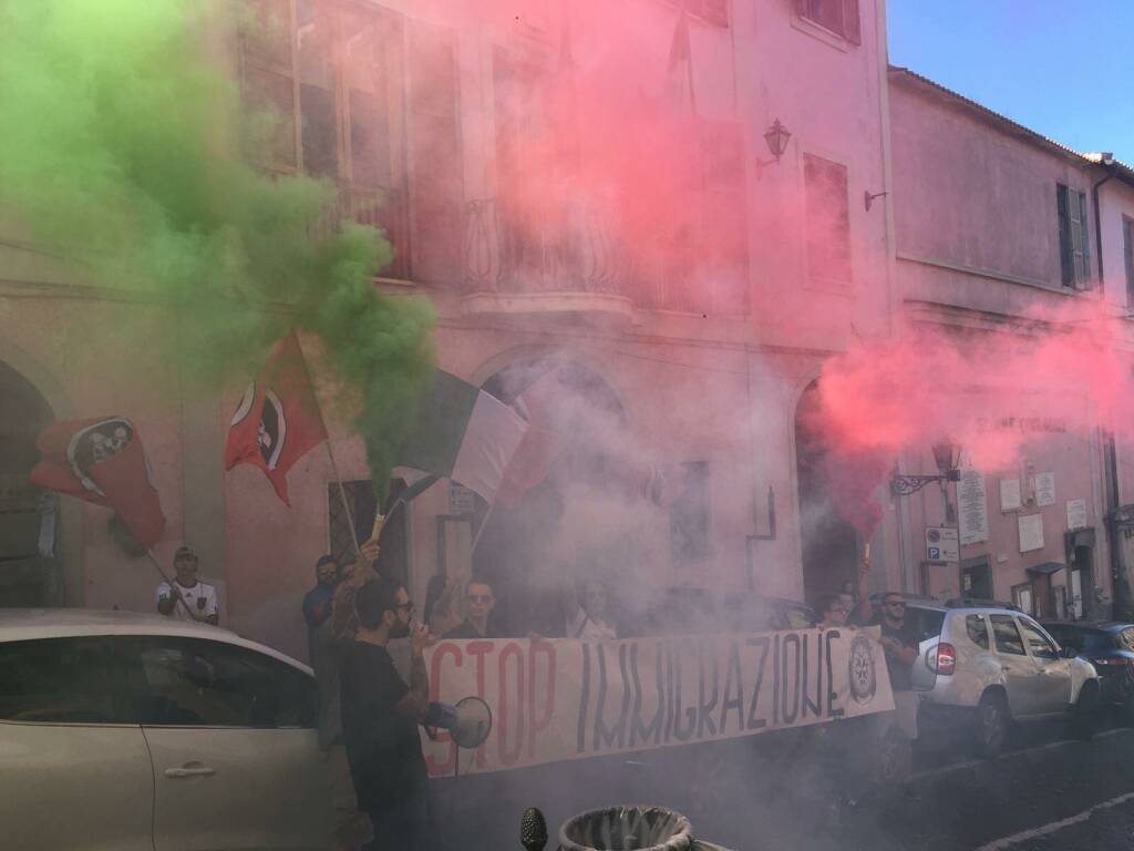 protesta CasaPound a Rocca di Papa contro Mondo Migliore