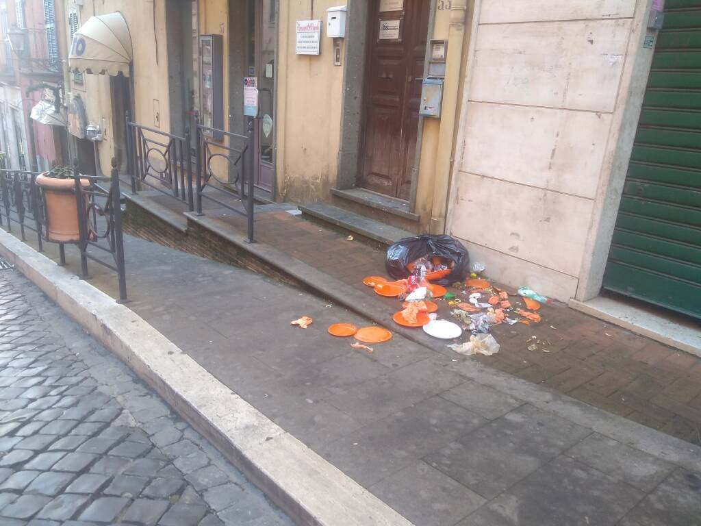 spazzatura corso della costituente Rocca di Papa