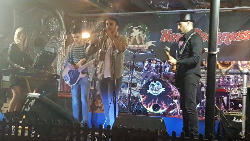 Cristian Melis e la sua band, durante l'esibizione al Rocknesse di Genzano, domenica 05 maggio.