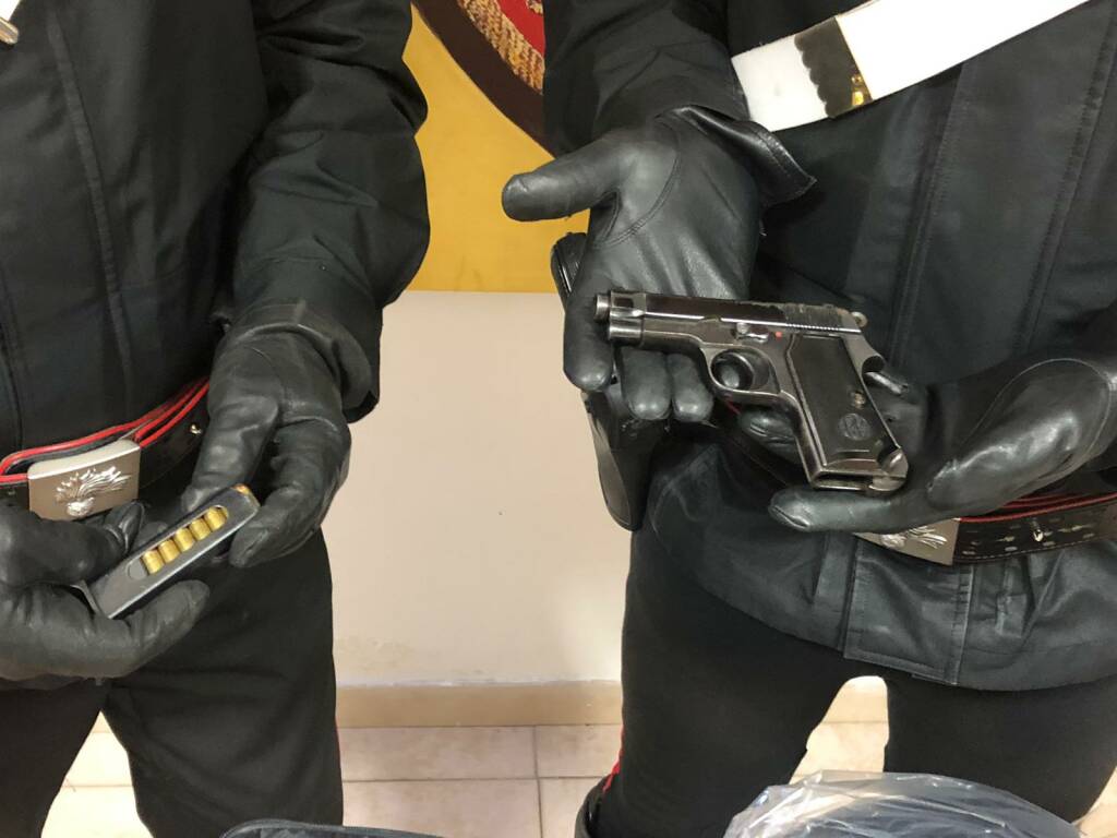 FRASCATI - La pistola sequestrata dai Carabinieri (3)
