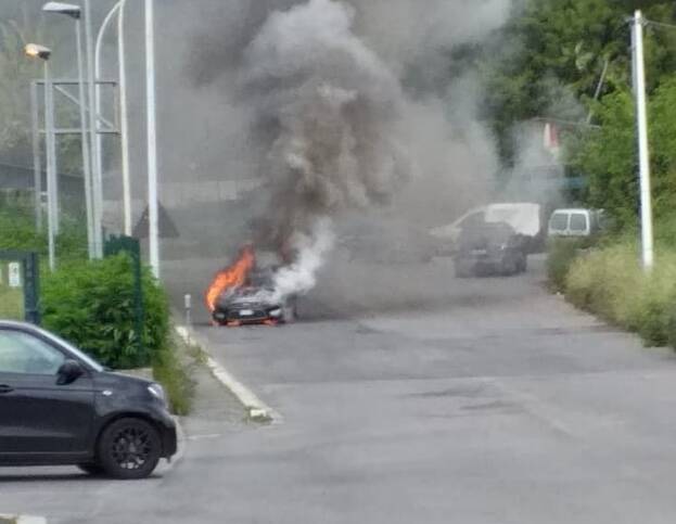 genzano auto incendiata