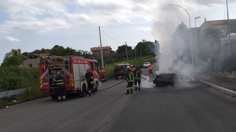 genzano vigili del fuoco auto bruciata