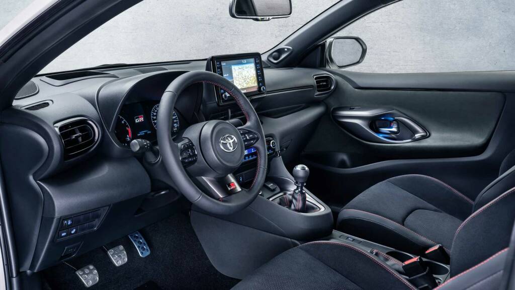 2020-toyota-gr-yaris-interni-