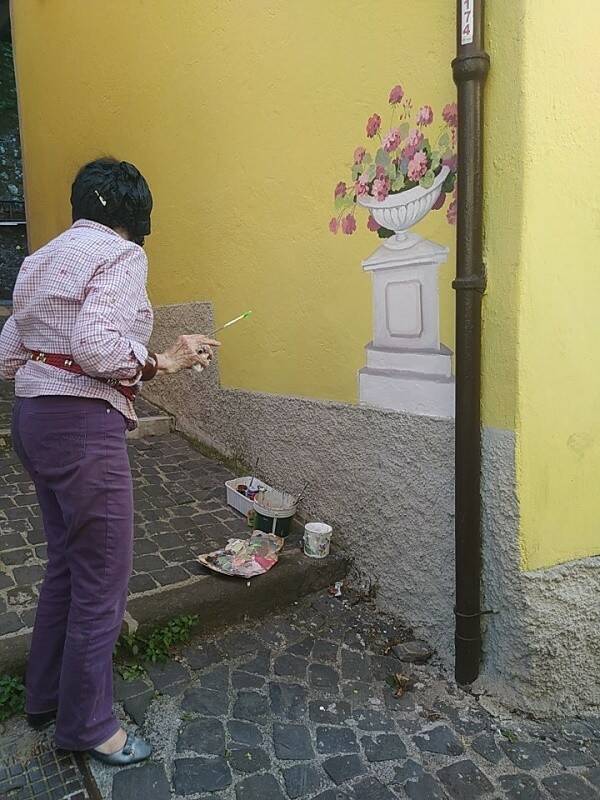 Giovanna Nasi mentre dipinge i suoi fiori