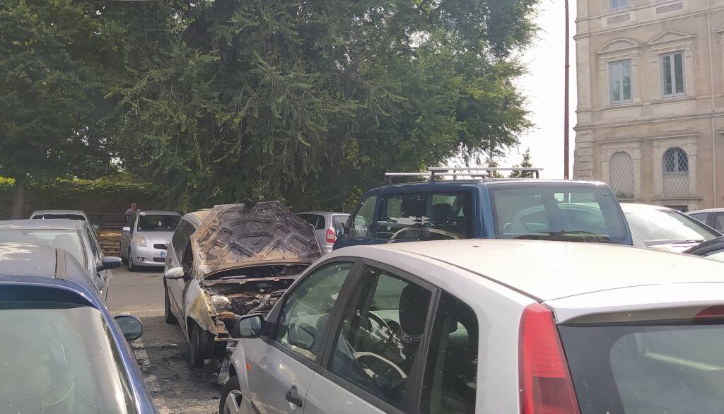 auto in fiamme genzano
