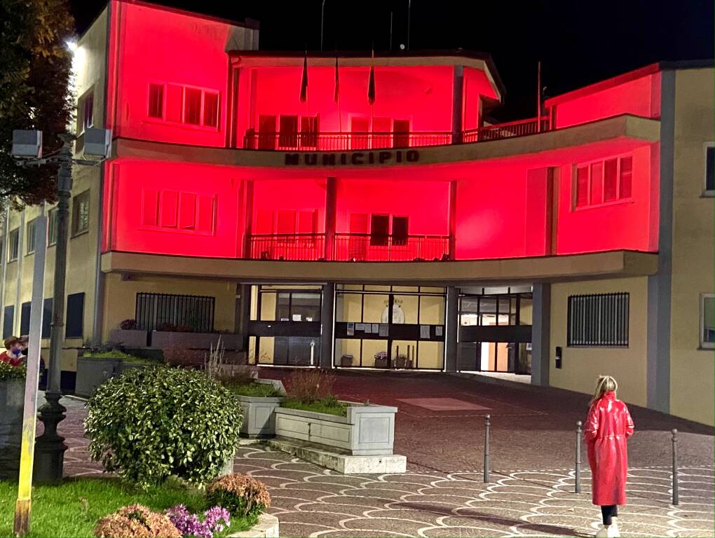 comune lariano illuminato di rosso