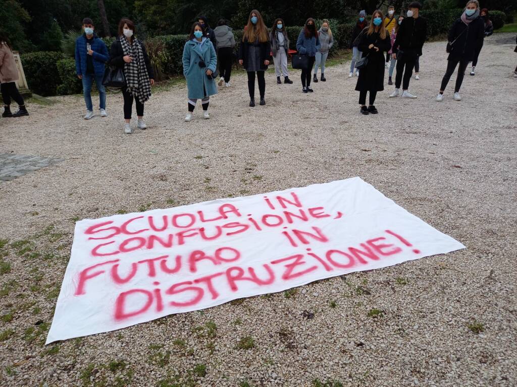 protesta studenti pertini Albano