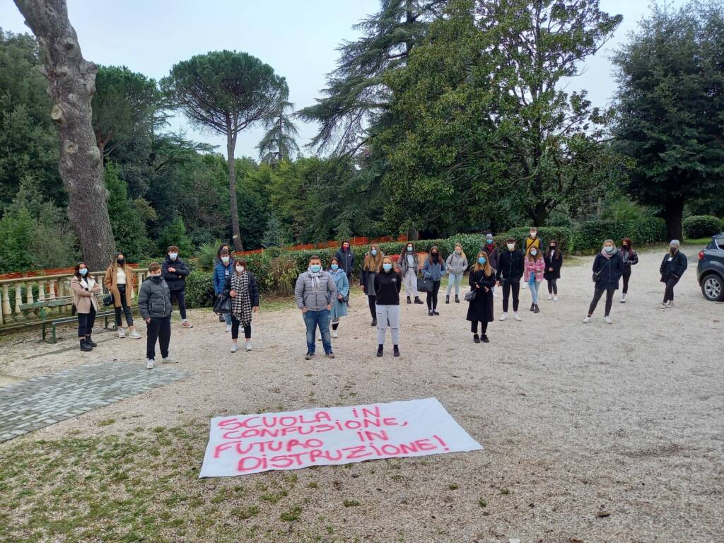 protesta studenti pertini Albano