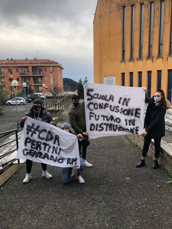 protesta studenti pertini Genzano