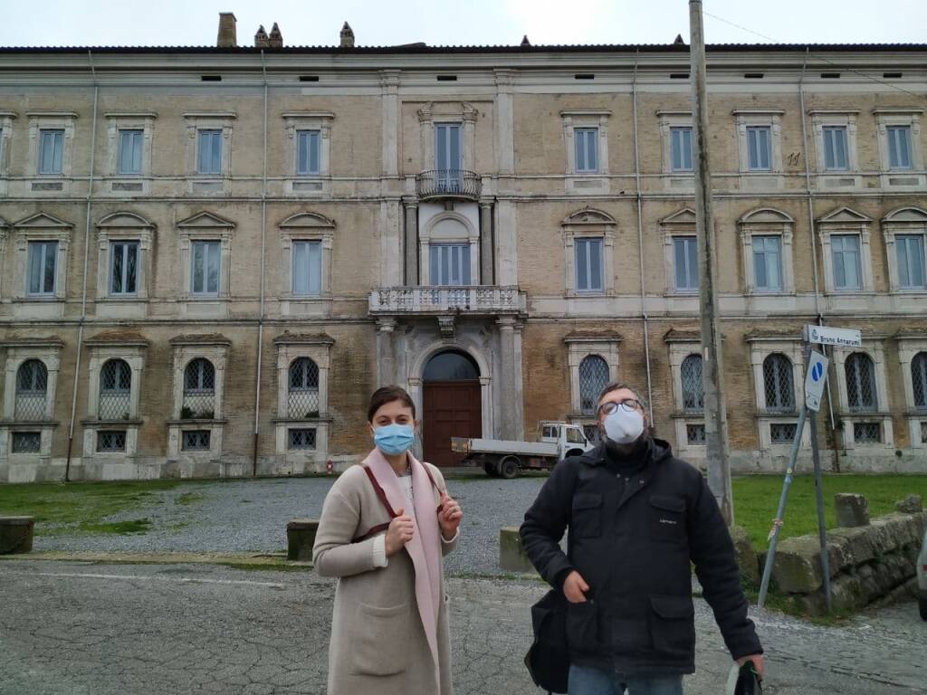 Luca Attenni e Giulia Briziarelli davanti Palazzo Sforza Cesarini (1)