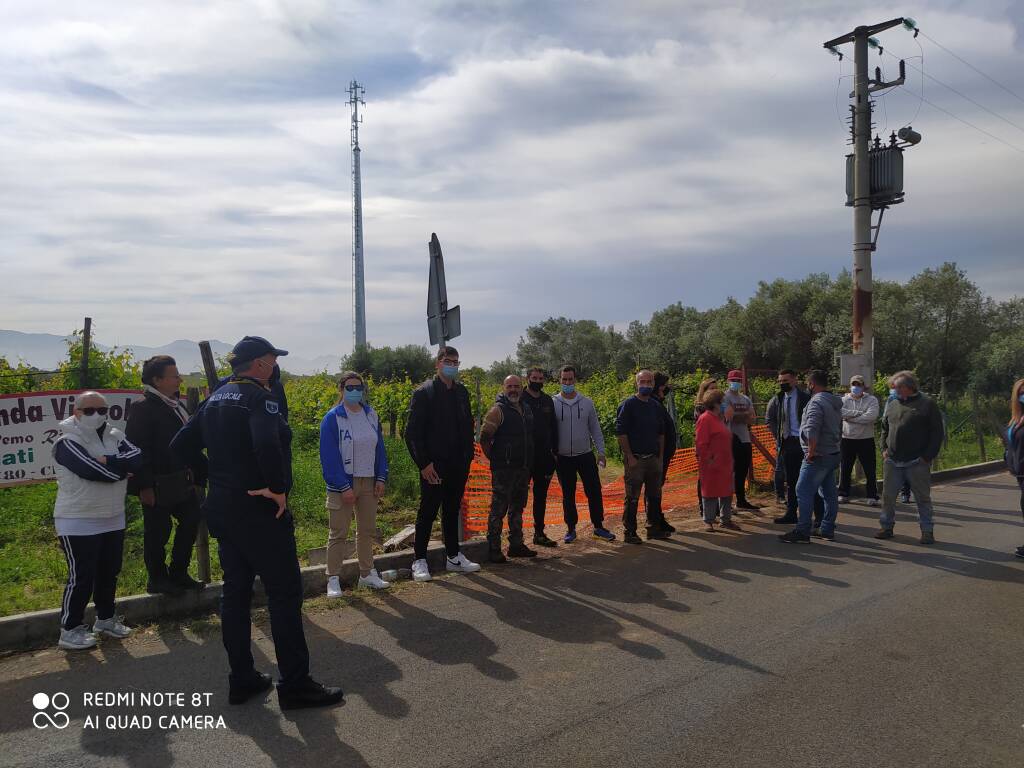cittadini bloccano antenna in via montecagnolo a genzano